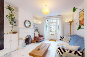 Tranquil 2Bed With Communal Garden near Train Station